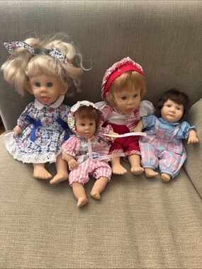 Four vintage GIGO "My Pals" bean bag baby doll.